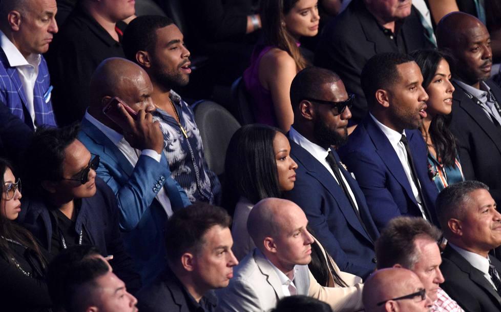 Mike Tyson al telefono, davanti a lui LeBron James. LaPresse